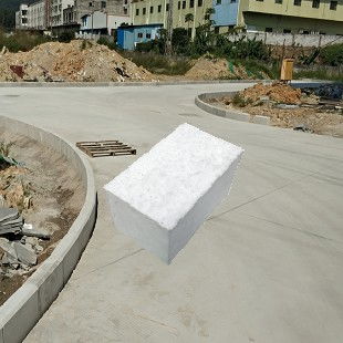 深圳市市花路园林建筑订购的彩色线条砖同城建材厂