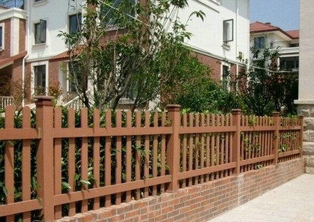 防腐木护栏在园林建设中的应用与优势